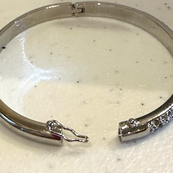 New Bracelet- made with Swarovski elements/ crystals- silver hinged bangle - Picture 14 of 15